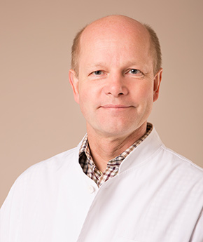 Korva-, nenä- ja kurkkutautien erikoislääkäri Timo Atula hoitaa kitarisa-, nielurisa- ja poskionteloleikkauksia sekä korvien putkituksia Eiran sairaalassa.