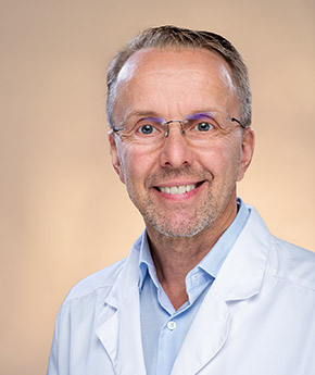 Verisuonikirurgi Anders Albäck Eiran sairaalassa, erityisosaaminen suonikohjujen, valtimosairauksien ja laskimosairauksien hoito.
