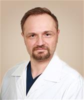 Plastiikkakirurgian erikoislääkäri Juho Salo Eiran sairaalassa, erityisosaaminen  ihosyöpäleikkaukset, kasvojen, silmäluomien, rintojen ja vatsanpeitteiden korjausleikkaukset sekä rasvaimut.
