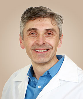 Keuhkosairauksien ja allergologian erikoislääkäri Mazur Witold Eiran sairaalassa hoitaa mm. keuhkoahtaumatautia, astmaa ja keuhkosyöpää.