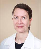 Optikko Ulla Meriluoto  Eiran sairaalassa tekee silmien esitutkimuksia silmäleikkausta varten sekä kuivasilmähoitoja.
