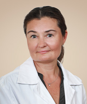 Silmätautien erikoislääkäri, silmäkirurgi Anna Korsbäck tekee kaihileikkauksia Eiran sairaalassa.