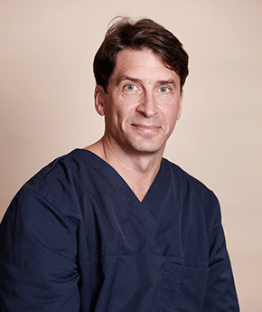 Kirurgian ja gastroenterologisen kirurgian erikoislääkäri Tom Scheinin Eiran sairaalassa, erityisosaaminen lihavuusleikkaukset, vatsan alueen leikkaukset, mahalaukun ja paksusuolen tähystykset.