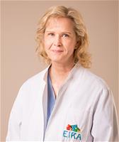 Plastiikkakirurgian erikoislääkäri Eeva Siitari Eiran sairaalassa hoitaa luomileikkauksia, injektio- ja arpihoitoja.